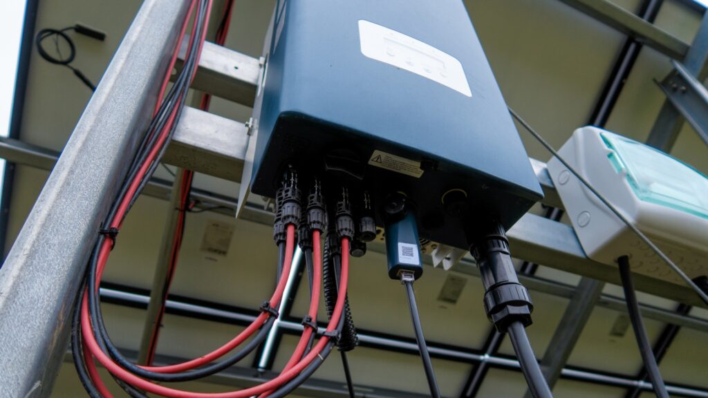 Inversor híbrido: qué es y cómo mejora la energía solar